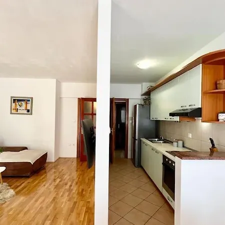 With Private Parking , Apartament Makarska