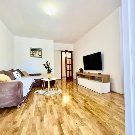 With Private Parking , Appartement