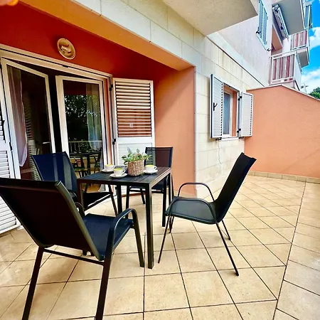 With Private Parking , Appartement