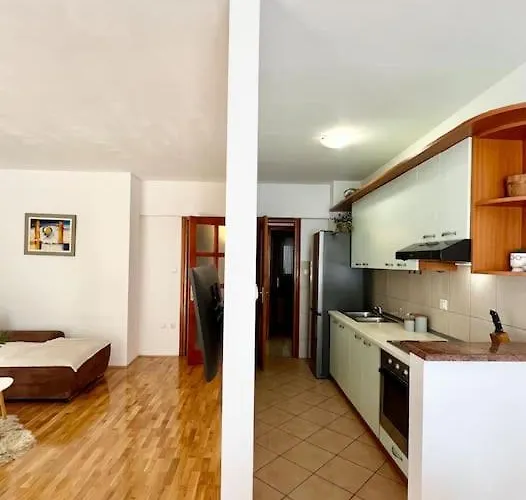 With Private Parking , Appartement Makarska