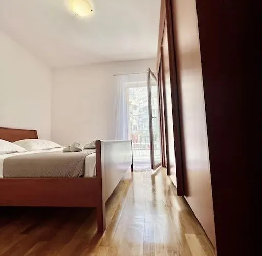 With Private Parking , Appartement Makarska